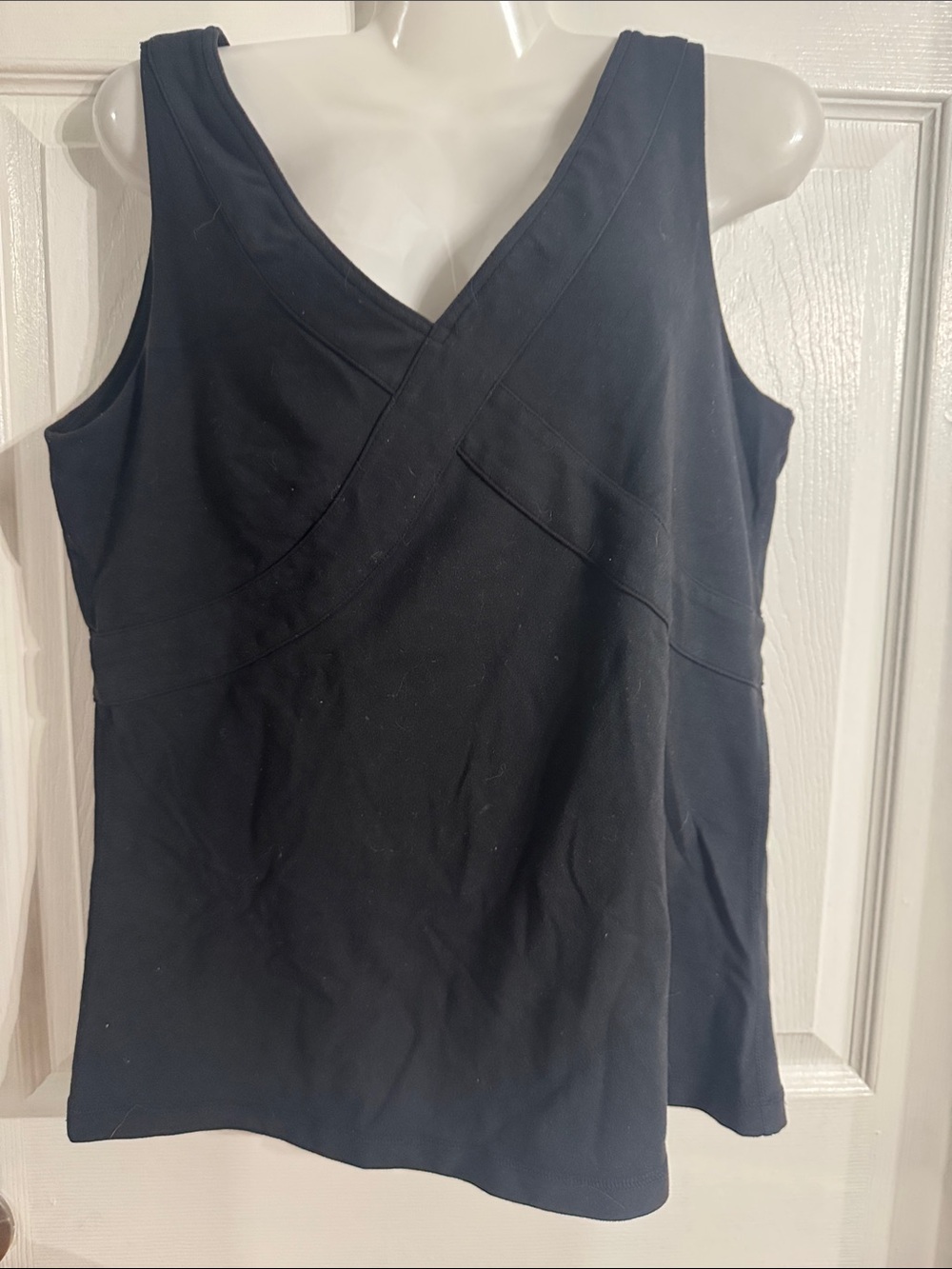 Women’s Lululemon Black V-Neck Tank Top Classic Sleeveless Top With Built-in Bra